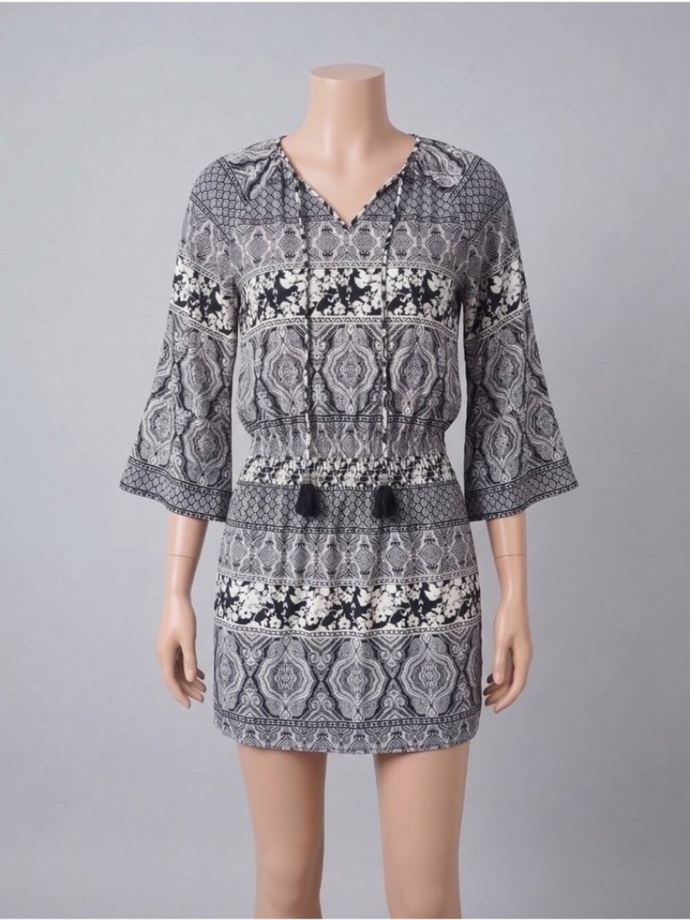 White House Black Market Medallion Tassel Dress Size 8 Boho Chic Bell Sleeve
